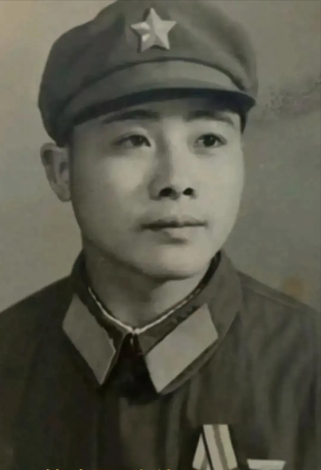 1979年，入伍不到三个月的肖德兵，在对越自卫反击战中，仅一次战斗，上午入团，下