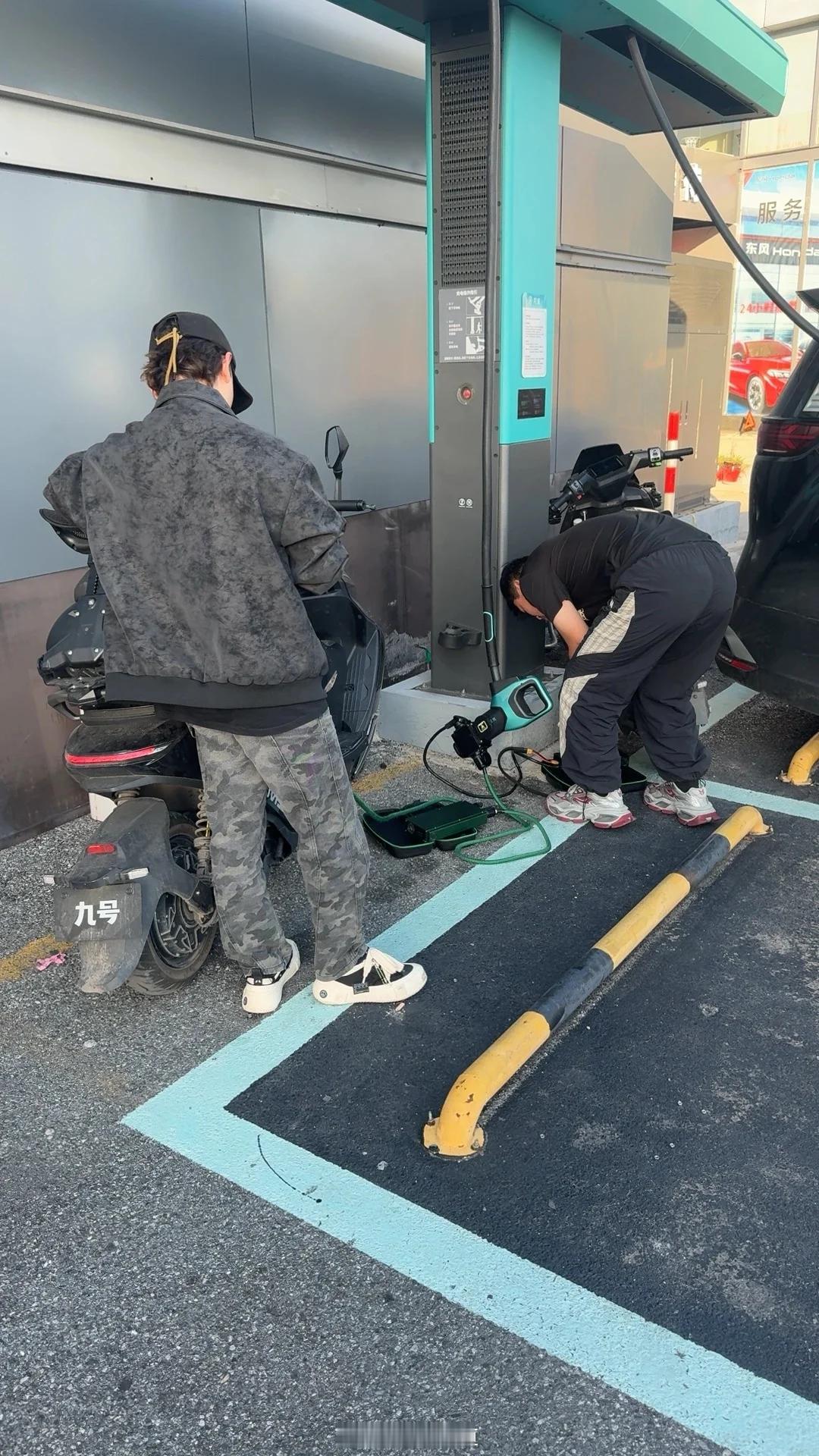 比亚迪这辈子都想不到，兆瓦闪充可以给九号电动车充电含金量还在上升​​​