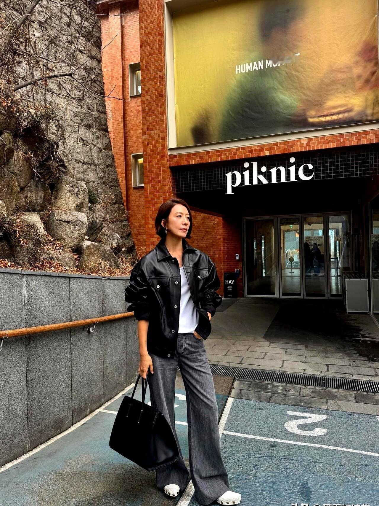 一个快60岁的韩国女人，凭一张照片就让无数小姑娘自愧不如。一身黑皮衣，水洗