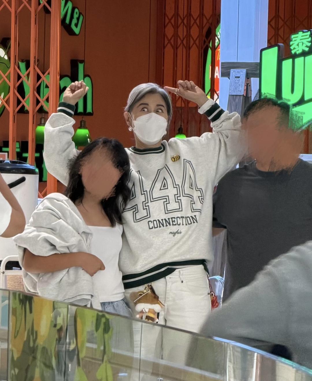 79岁林子祥和65岁叶蒨文现身深圳一间商场购物，夫妻俩穿着日常休闲服，打扮低调，