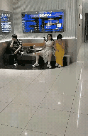 淑女与放荡，就在两腿一开一合一瞬间。平时那姿势就是放妇，忽然腿一并，裙子一盖，瞬