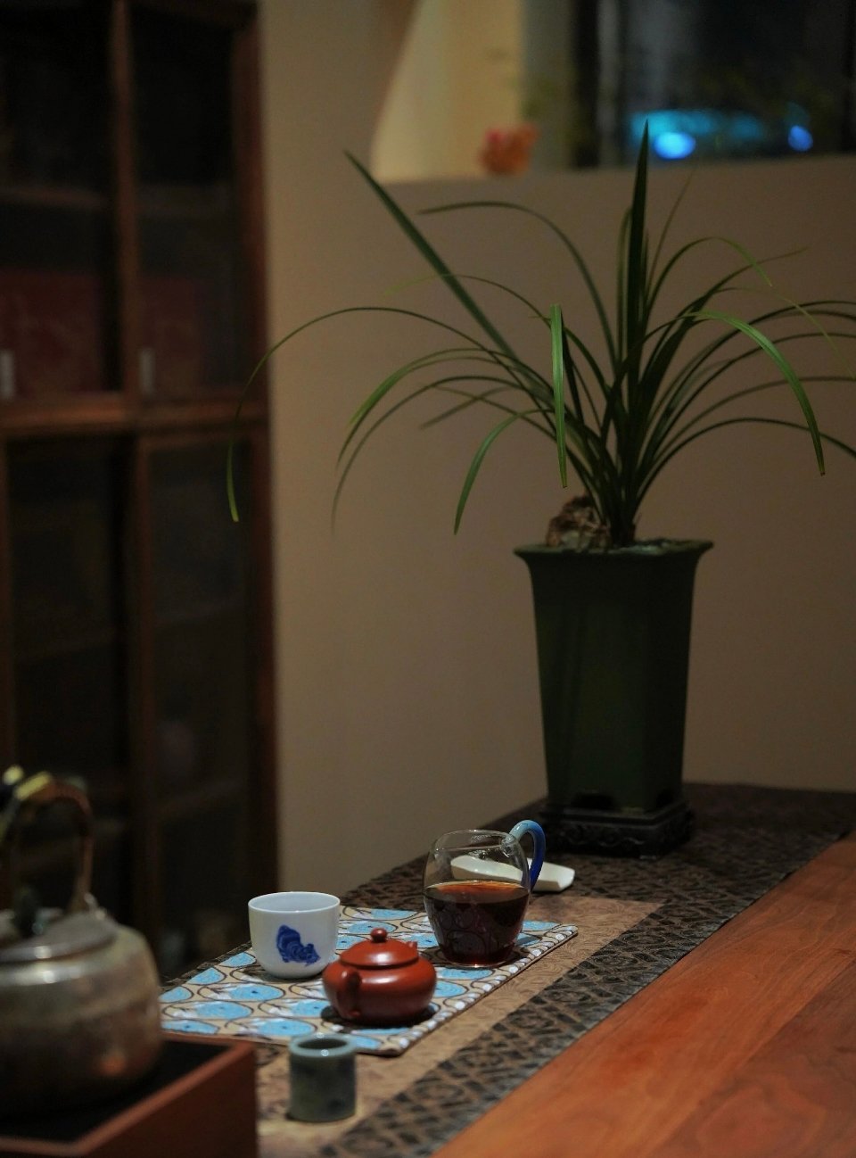 别人的评价不必放在心上，外界的是非不必卷入其中。人生短短数十载，赢过别人，不如安