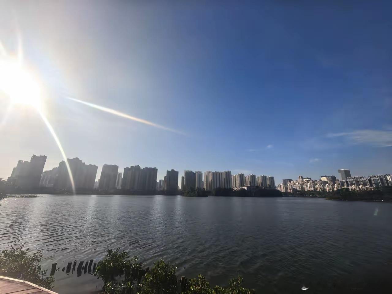 海南这就封关了？感觉这次没有任何仪式，更没有当年办特区时十万人才下海南的盛况。就