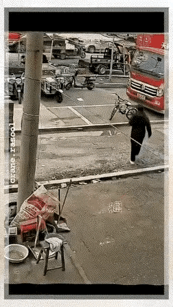 好事做成了坏事，大姐的心里多奔溃呀。一辆自行车挡了货车的路，货车一直按喇叭催自