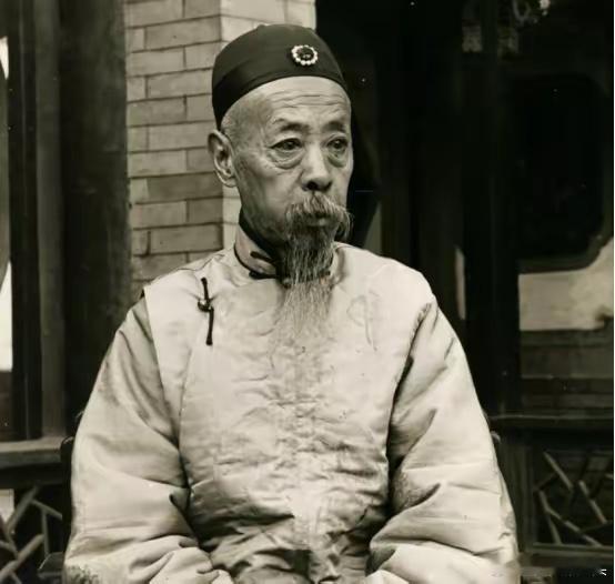 晚清有个王爷，大清还没亡，就把712.5万英镑（相当于现在的200多个亿）存进了