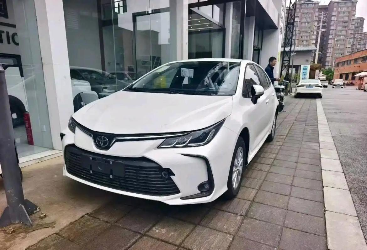 老爸今年五十，开了十年的丰田卡罗拉了，这周出了一次交通事故，撞上了一辆三轮车，车