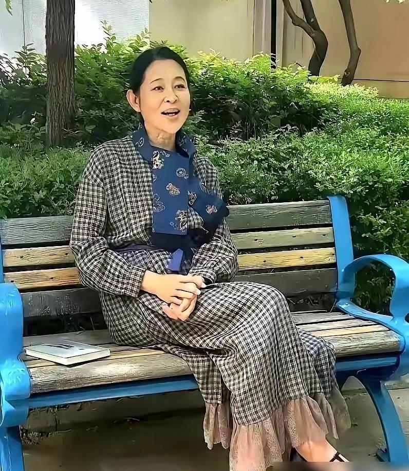 倪萍公园里被抓拍，不遮不掩、素颜的样子，让不少人直呼认不出。这哪还是当年春晚舞台