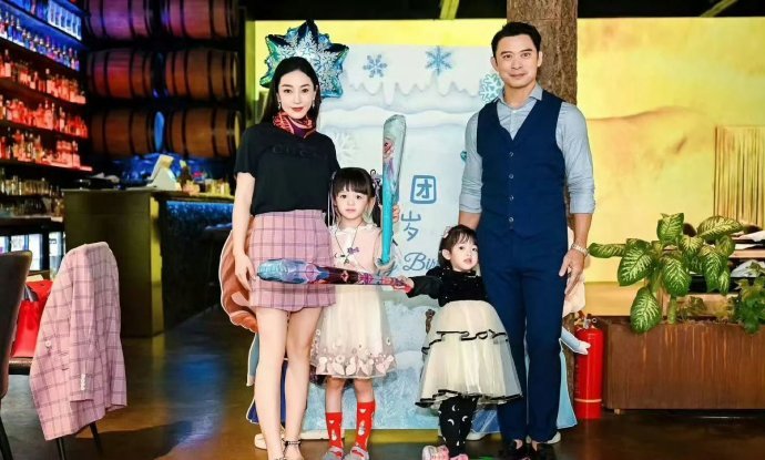 樊少皇女儿又白又好看，好像小时候的迪丽热巴