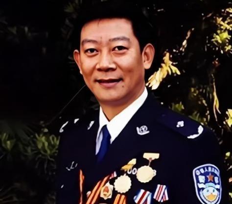 1992年，一缉毒警官露脸参加颁奖仪式。导致他的缉毒警察身份被发现，毒贩为了报复