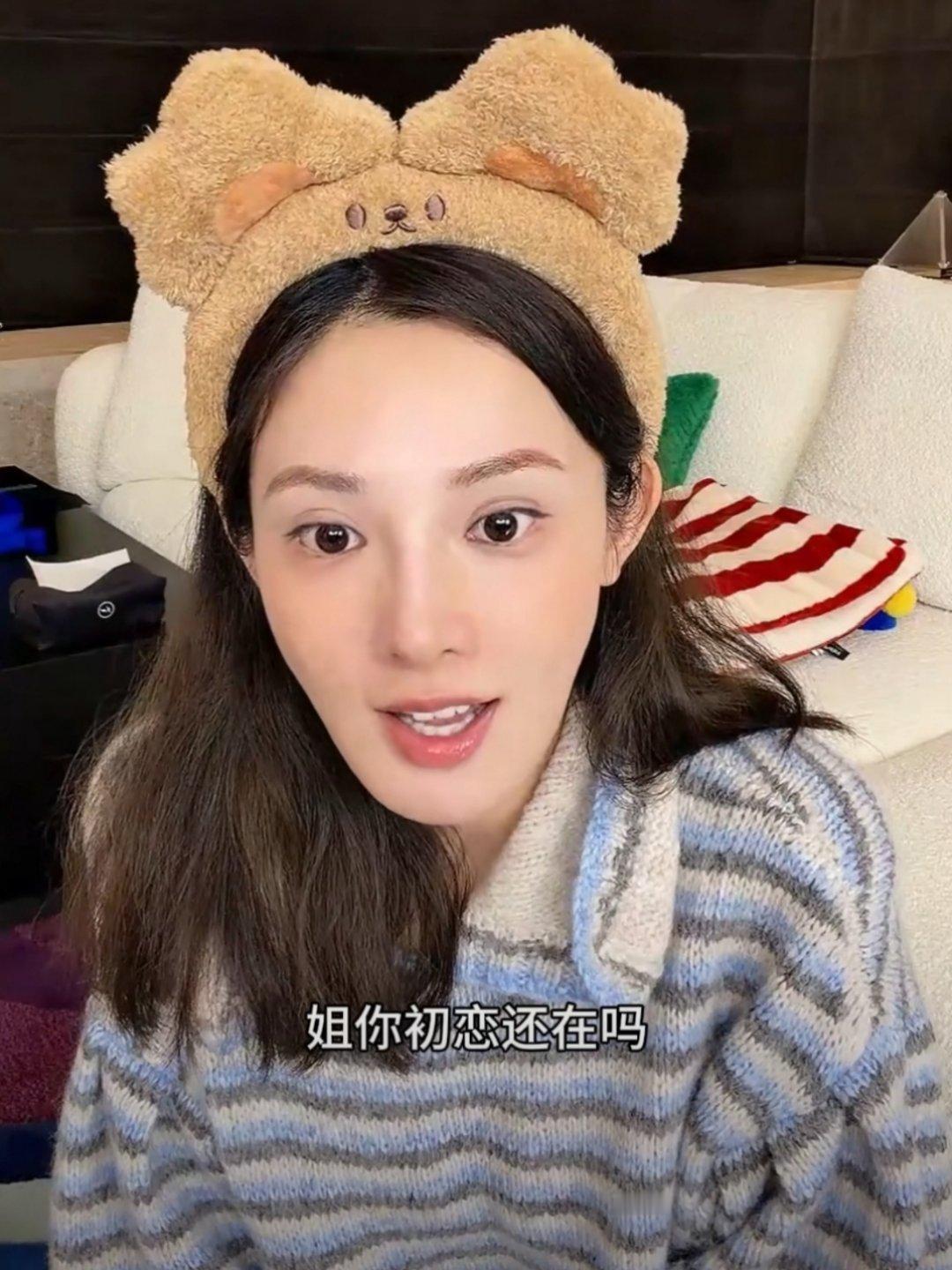 彭小苒直播中回答网友问题：“姐姐初恋还在吗？”彭小苒回应：“死了……”之后还配合