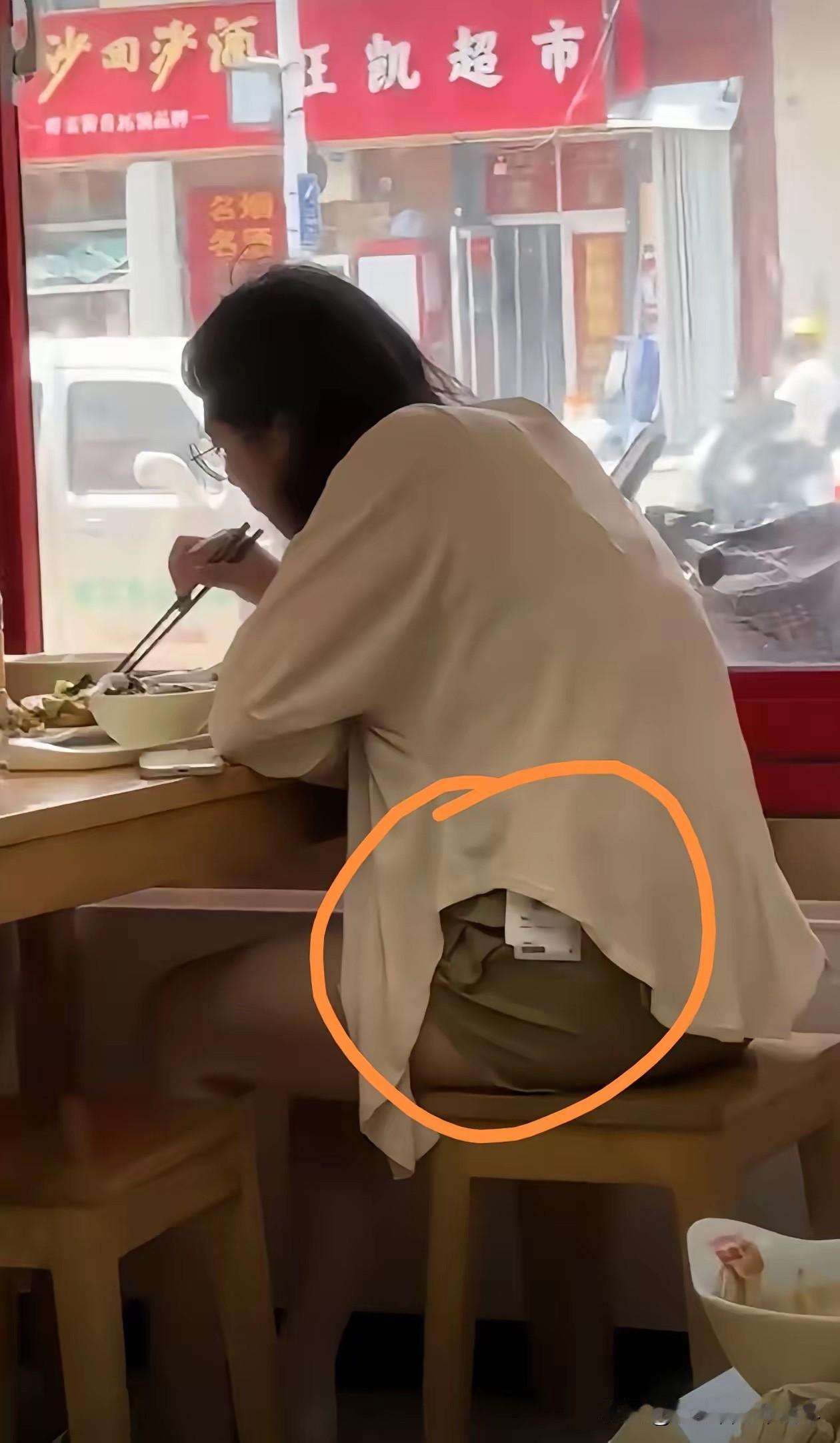 这应该算是白嫖的最高境界了吧？一位在饭店吃饭的小仙女，身上穿了四件衣服竟然挂着三
