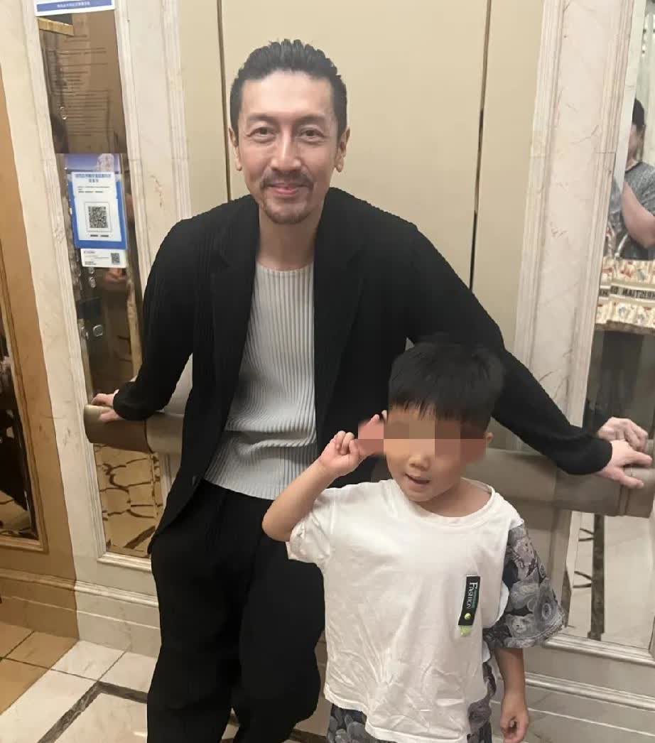 张鲁一平时也是低调，不张扬，演技也在线！近日，45岁的张鲁一在西宁被网友偶