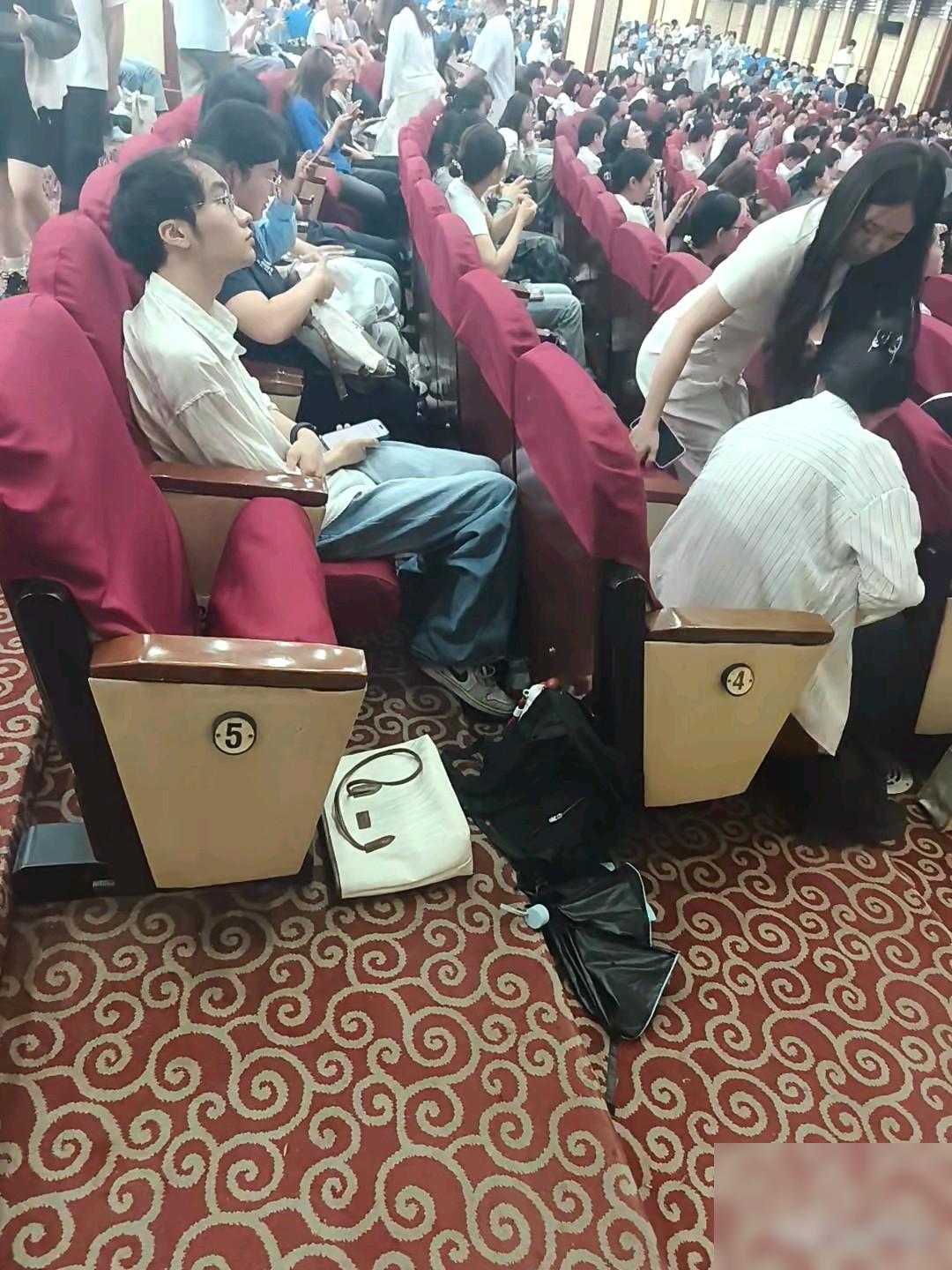 天啊！护士都这么多人应聘！！！重庆某公立三甲医院招聘110名护士，据说笔试现场来