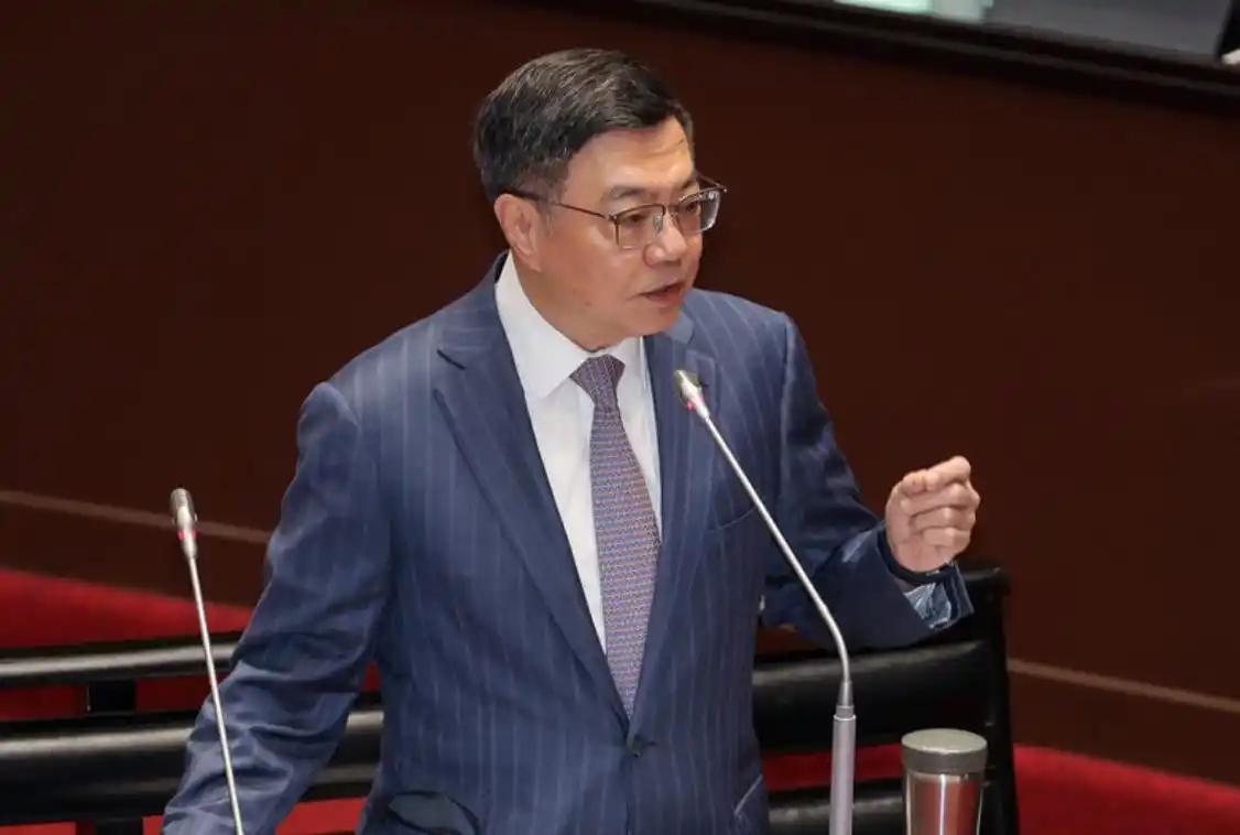 霍尔木兹海峡堵死的第三天，台湾行政院长取消全部上午行程，紧急召集财政、金管、经济