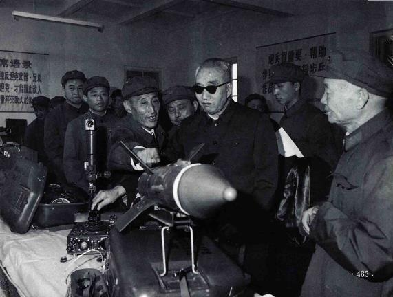 1977年9月15日，中央军委副主席徐向前和粟裕、罗瑞卿、王震、谭政及三总部领导