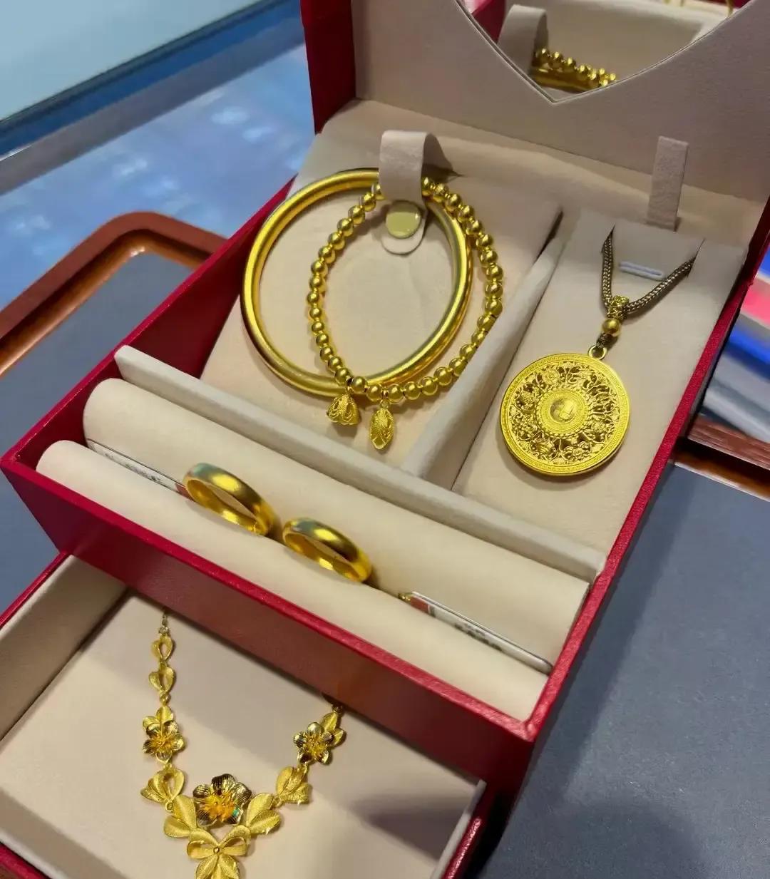 发小退婚了，就因为男方一句金价太贵不买三金。她爸妈把十八万八彩礼一分不少打回对