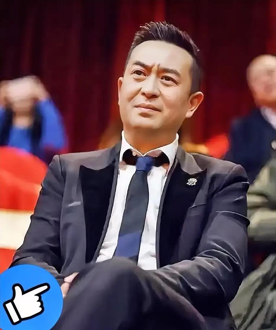 56岁的张嘉益，活得通透。当圈内人都在北京上海挤破头抢资源时，他早早退回西安，窝