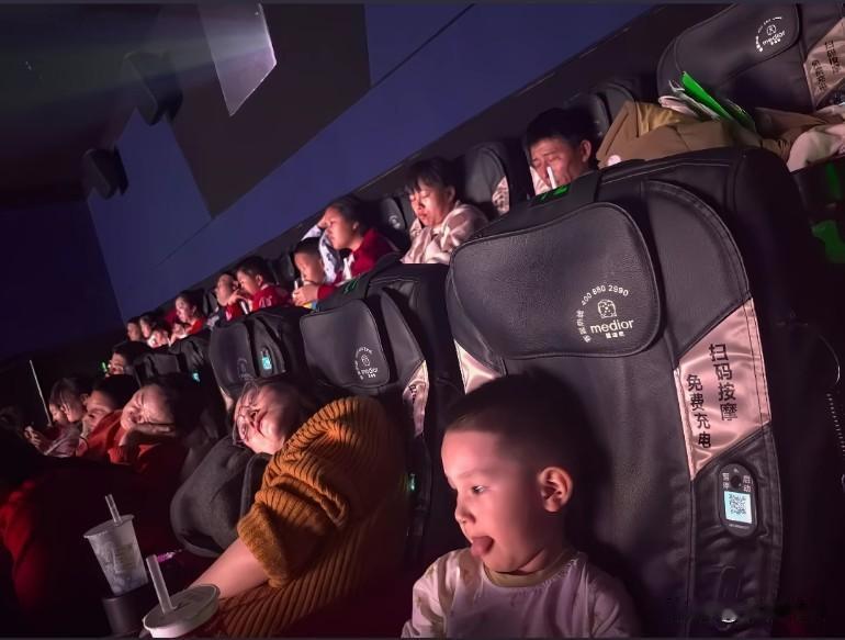 这是什么操作，陪孩子看个熊出没，全场家长约好了都睡了:，今年这部确实无聊家长不