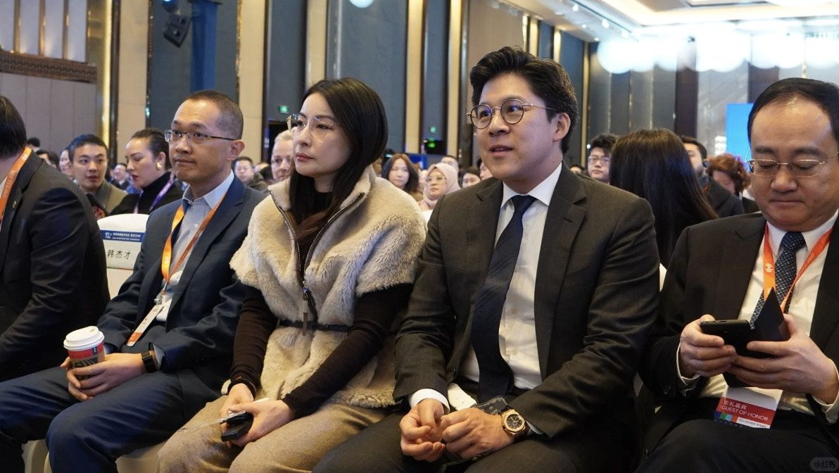 咱就是说郭晶晶这才是真·时间管理大师！刚陪霍启刚在黑龙江参加完高端论坛，转头就带