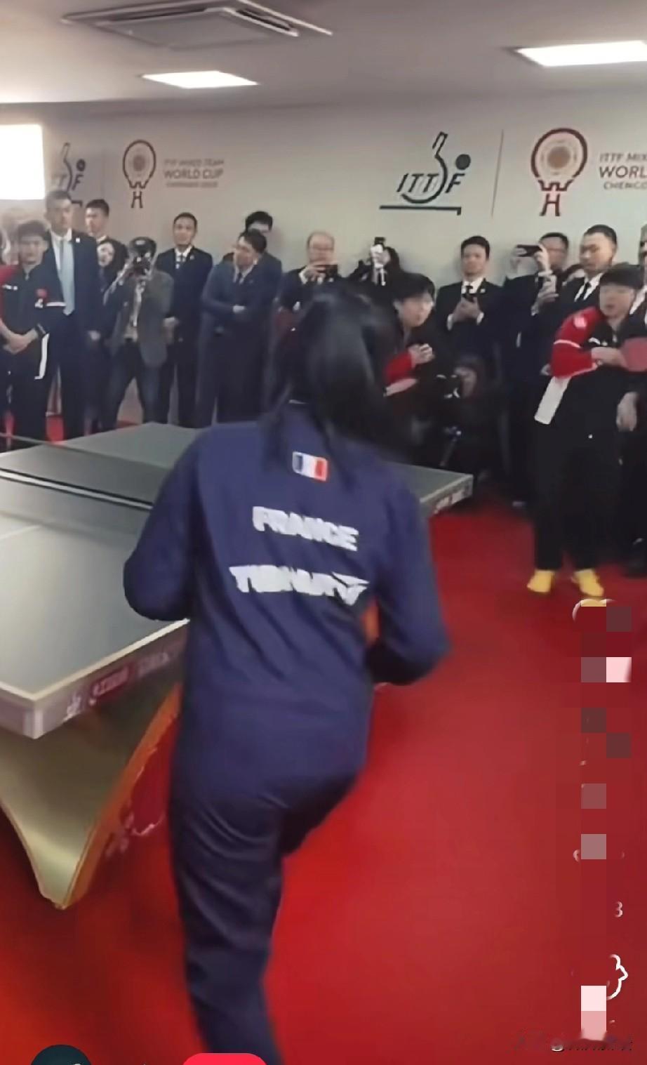 大头一天不遭白眼这一天都白过。马克龙和帕瓦德一起打混双，对面是孙颖莎和王楚钦，