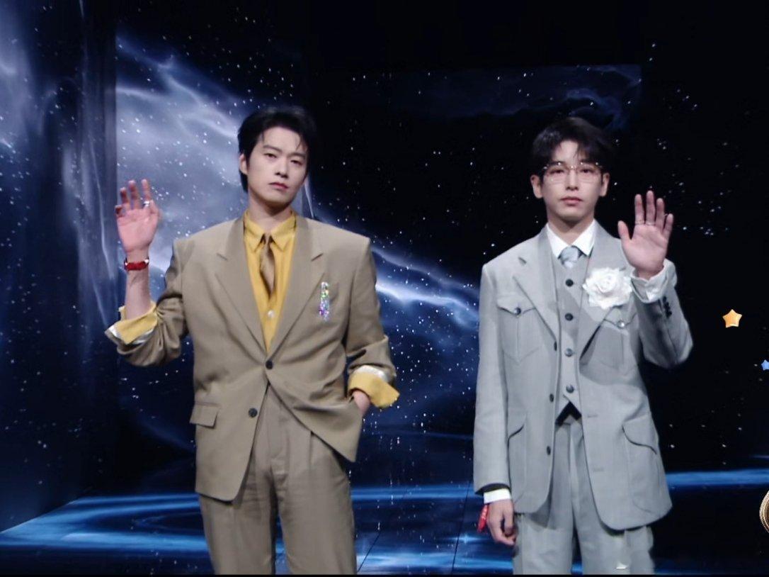 看见魏大勋彭昱畅就想笑完，得了一种看见魏大勋彭昱畅就想笑的病大勋走红毯的时候自