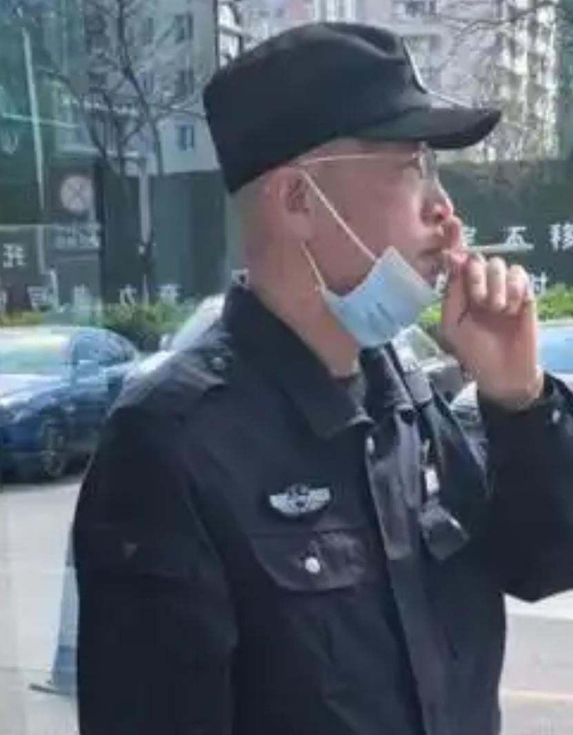 早上路过一个单位门口，看到门口执勤的保安居然在抽烟，悠然自得，旁若无人，也没人管