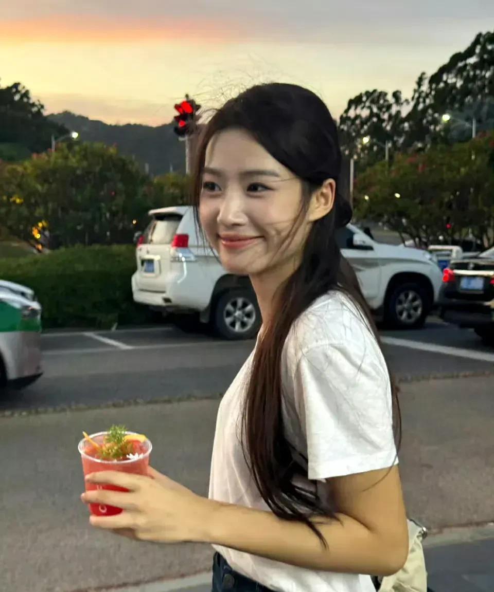 电视上看着一般般，真人巨漂亮。