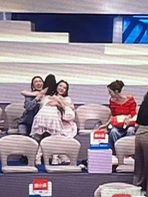 关于《乘风2026》（浪姐）二公直播中何宣林疑似被队友冷落的现象，主要是由节目镜