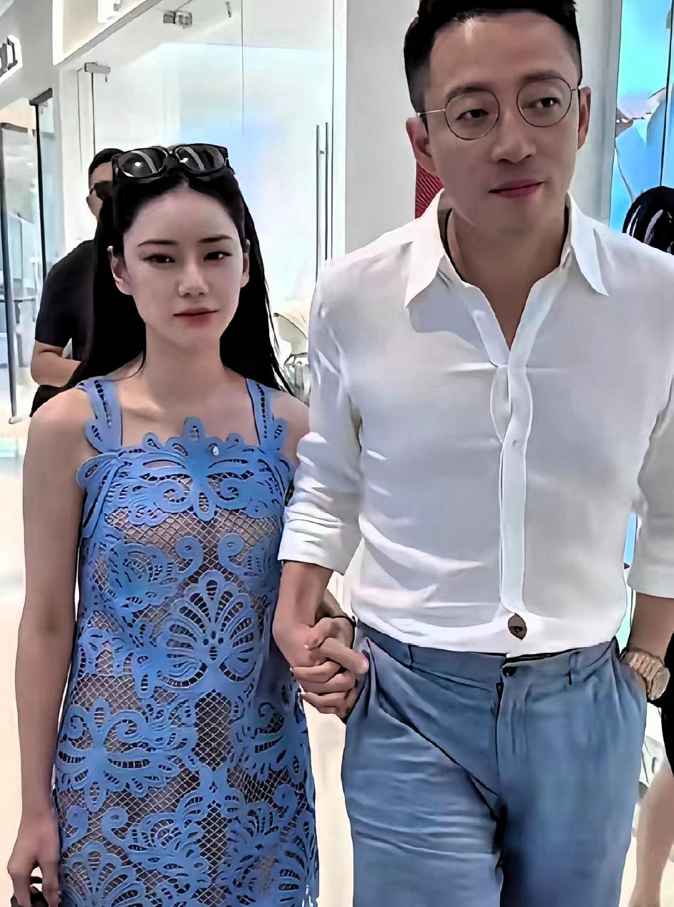 他像个小孩，离不开妈，又总想叛逆。大家看他，觉得他可怜，又觉得他糊涂。这到底是怎