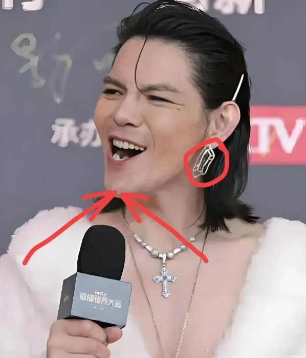 向佐的“大瓜”来了，就在今天上午，向佐突然官宣了。就在我们以为向佐会在演