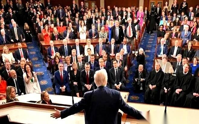 美国国会那份能掀翻桌子的爱泼斯坦密档，终于要藏不住了。投票结果，427票赞成，