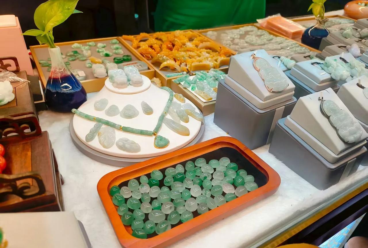摆摊卖了80块钱，但过后又心甘情愿地给别人66块。昨天中午友女打电话给我，说晚