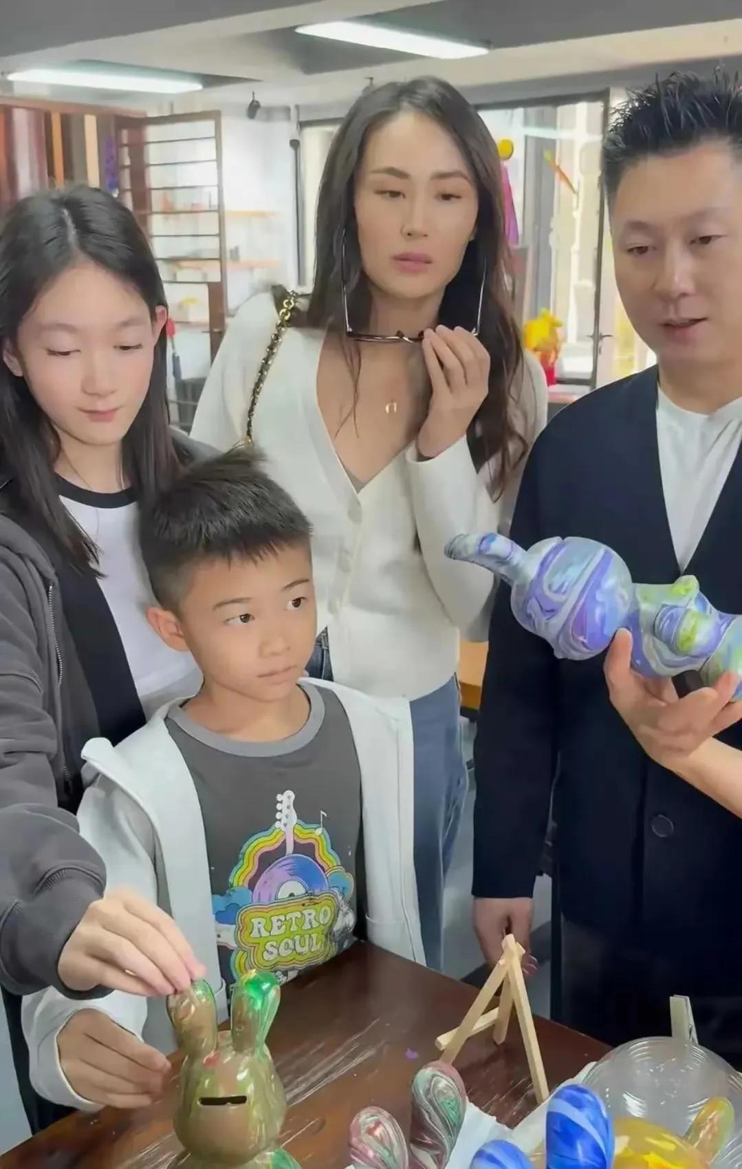 【基因彩蛋！李小鹏家出游图鉴】👨👩👧👦12岁奥莉侧颜神复刻李安琪高颧