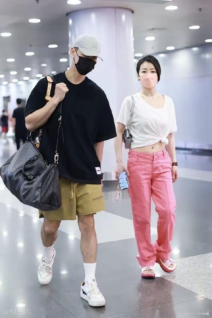 其实她比秦岚聪明多了，找了个小自己9岁的鲜肉老公，有了爱情的滋润，显年轻30岁！