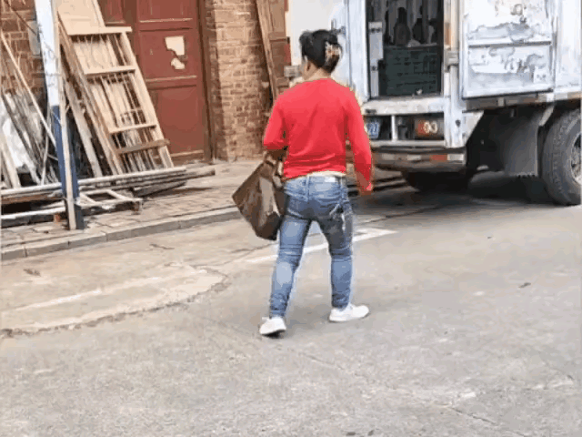 你不给买好吃的。我就让竹竿说说话。妈妈不给十多岁的儿子买好吃的，儿子操起竹杆