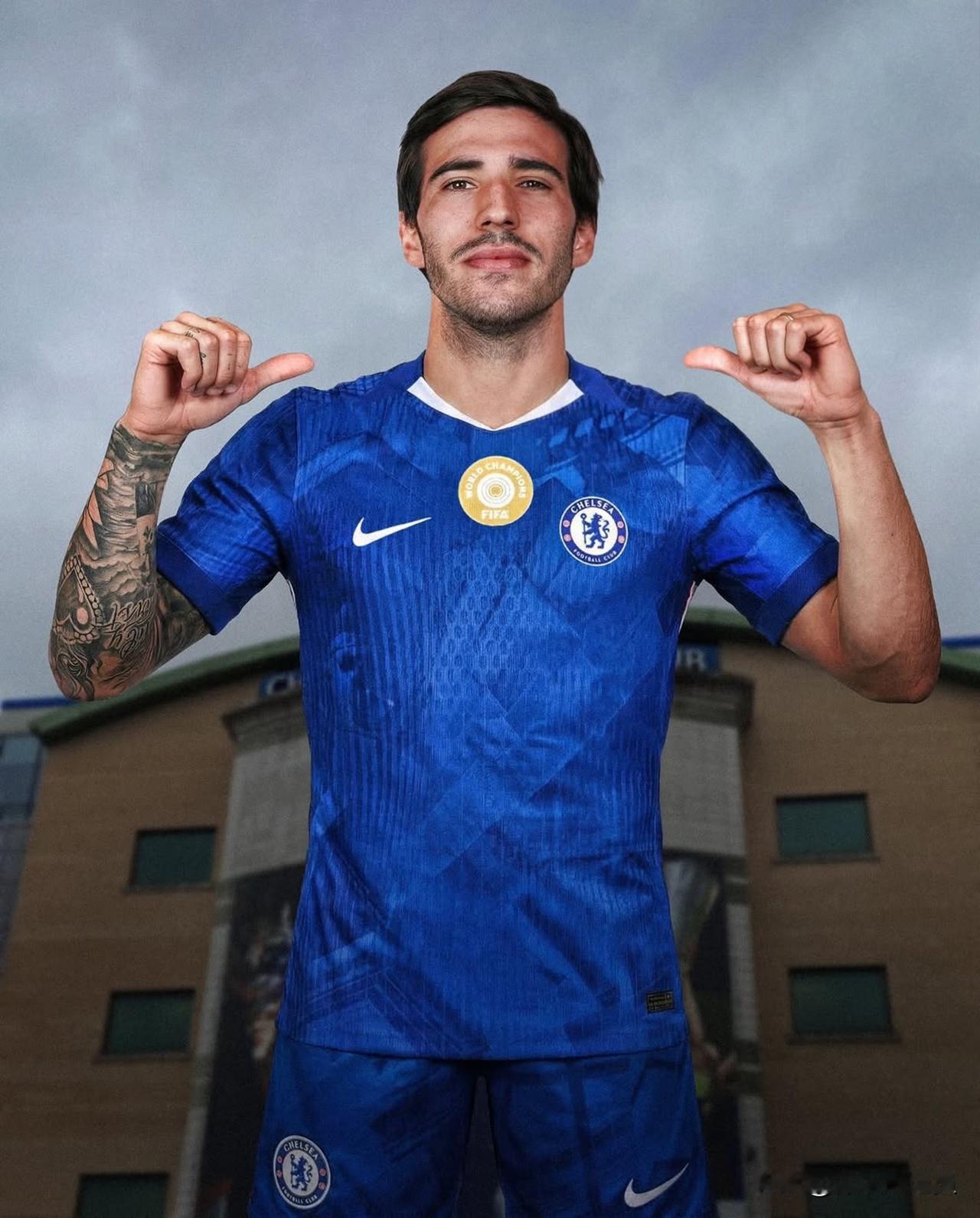 切尔西看上纽卡斯尔中场球员托纳利，这场身价超过6000万英镑的中场争夺战愈演愈烈