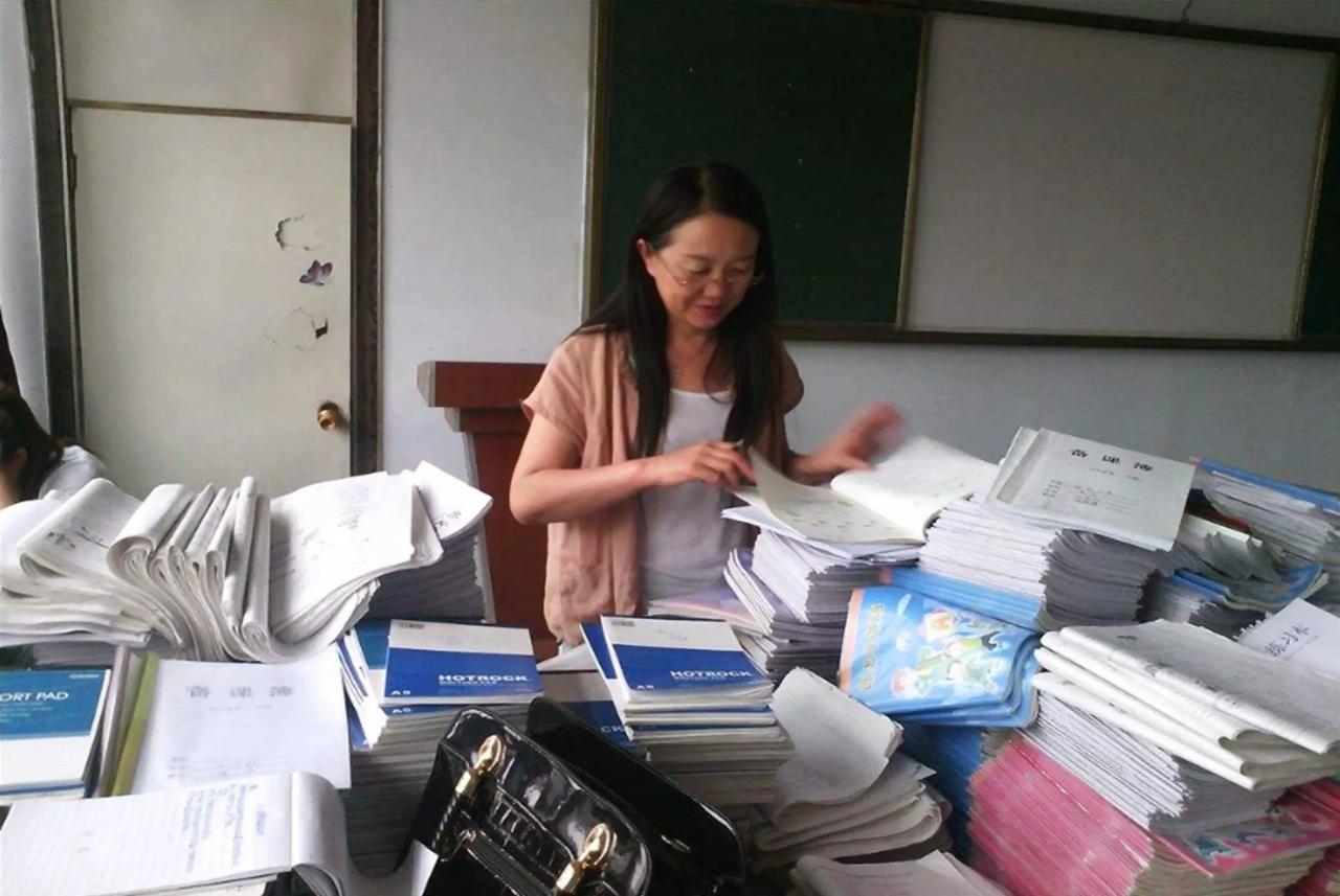 目前的中小学存在一个很大的问题，就是班主任负担过重。班主任既要和一般科任老师一样