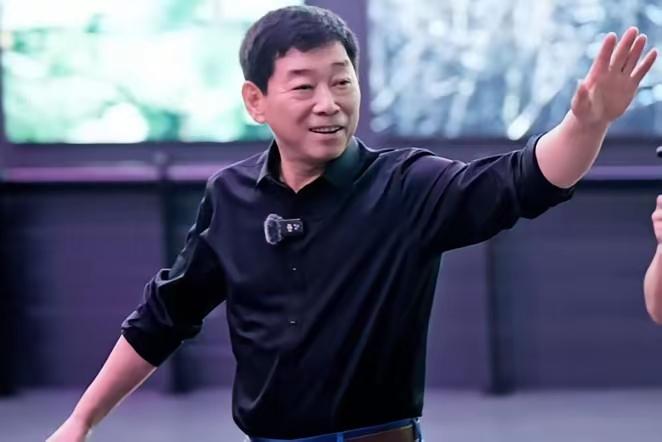 魏建军给大家提了一个醒，以后买车的时候必须先问明白销售人员，这辆车是不是一体化压