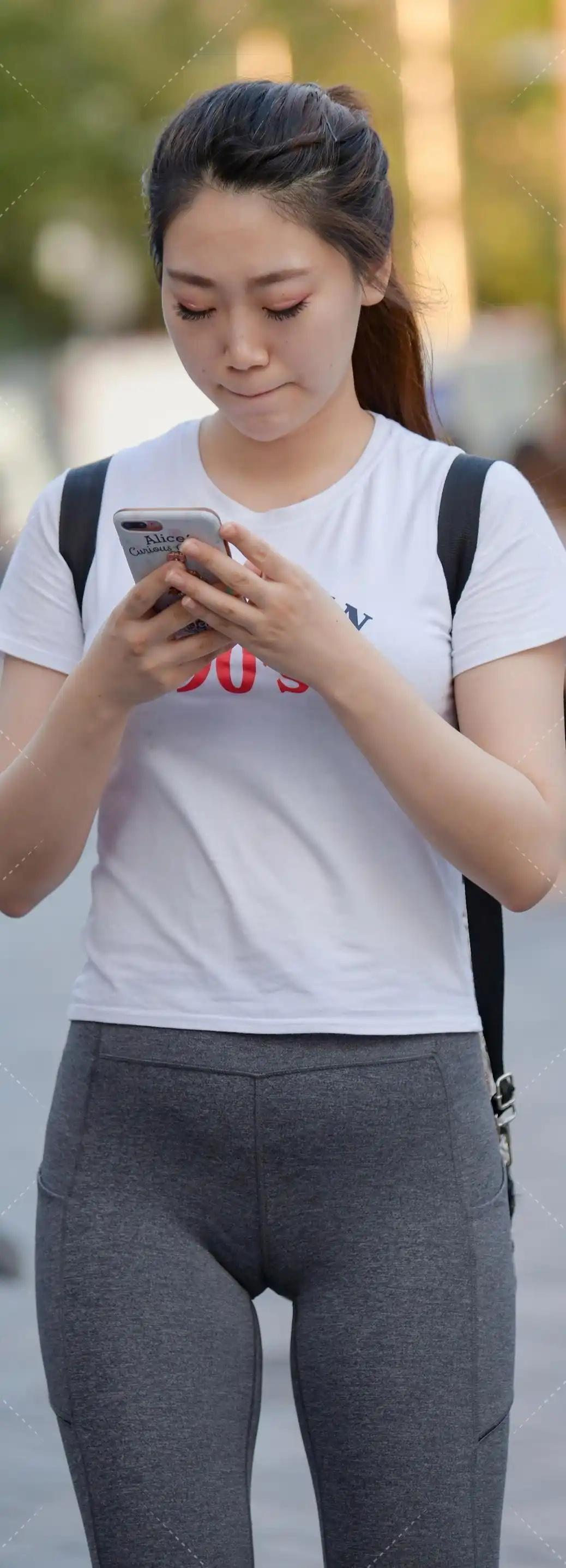 藏蓝健美裤搭黑色人字拖此搭配堪称时尚界神来之笔想象穿上藏蓝健美裤它似“腿型