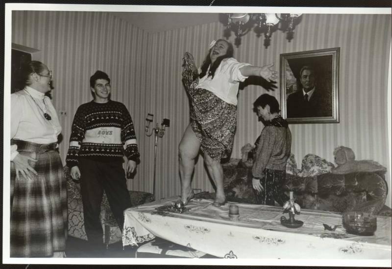 1990年，站在桌子上舞蹈的女人是加琳娜·勃列日涅娃，她的父亲就是大名鼎鼎的苏联
