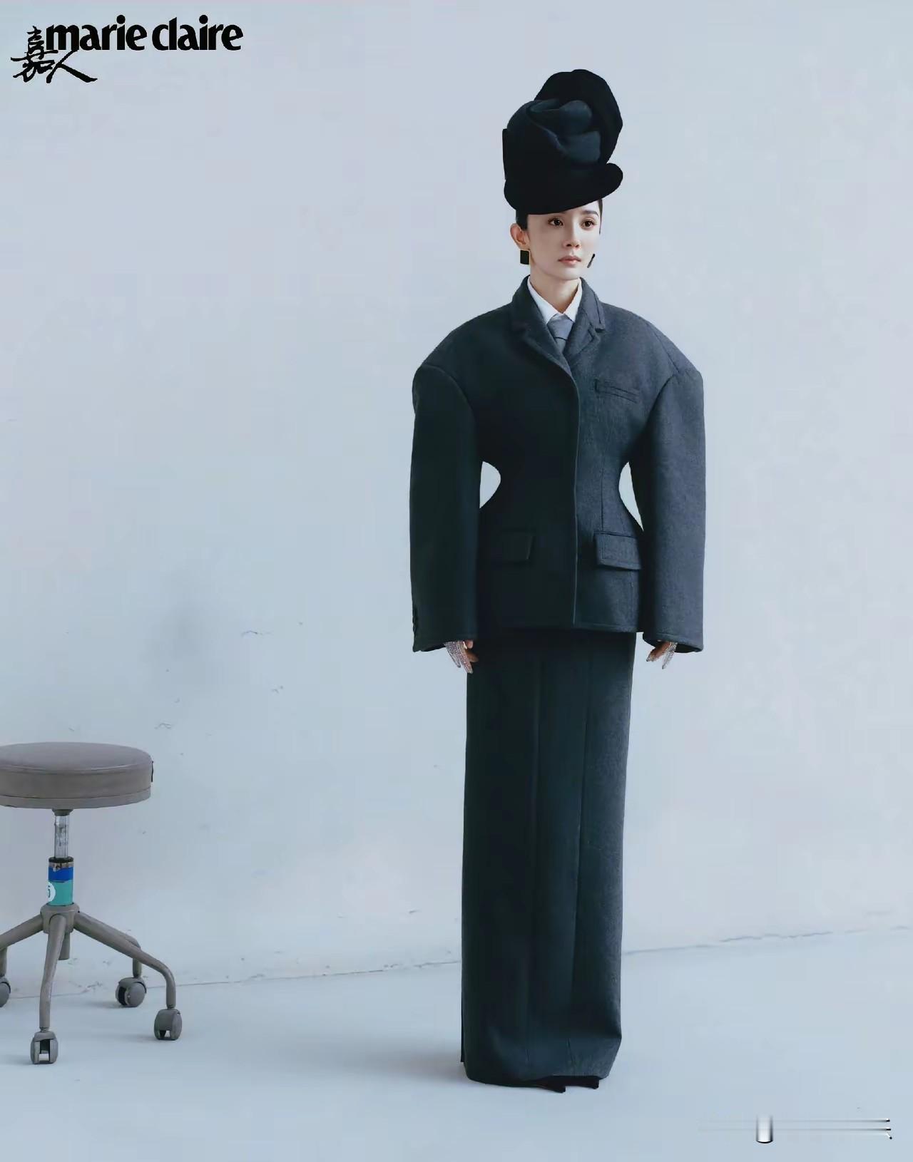 钟楚曦犯了大忌。钟楚曦在杨幂之后穿了一模一样套装。像极了“大家看看谁