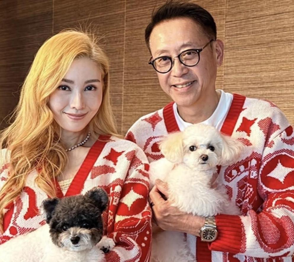 罕见不老女神港姐李嘉欣弄了一头金发迎新春，笑容可掬，颜值太能打了，这狗粮也撒得倍