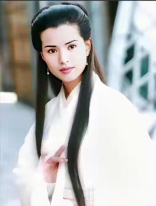 李若彤凭小龙女爆红，却为大20岁的郭应泉倾尽十年，砸上亿帮他还债还半隐退迁就，最