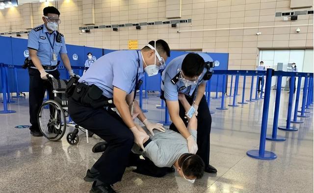 08年奥运，19岁维族姑娘刚下飞机就被逮捕，审讯后揭开了恐怖阴谋三瓶液体，两