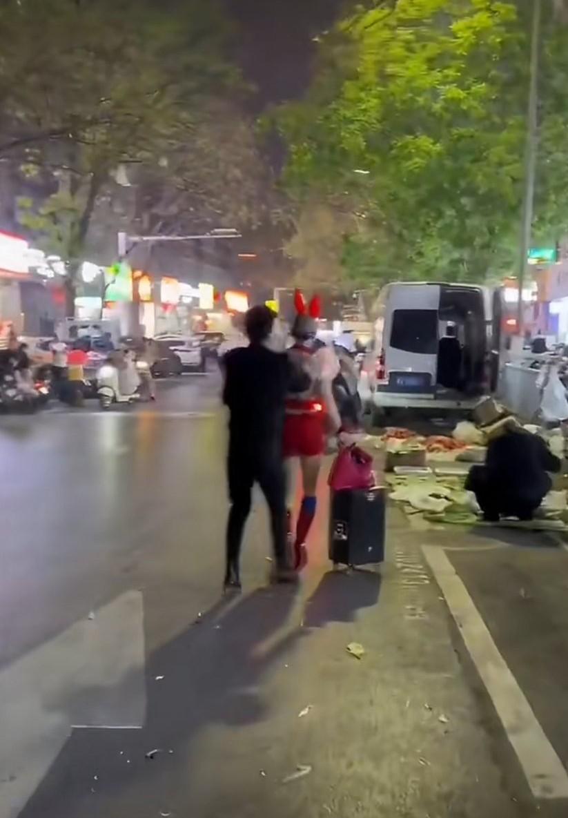 河南郑州。这位穿着不伦不类的“背心哥”，整天在郑州街头招摇过市，大家都深受其害，