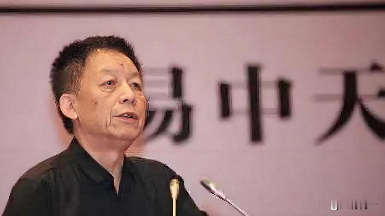 易中天丢人现眼，汤家凤连续怒怼！易中天，此人靠的是讲三国演义和三国志的不同出