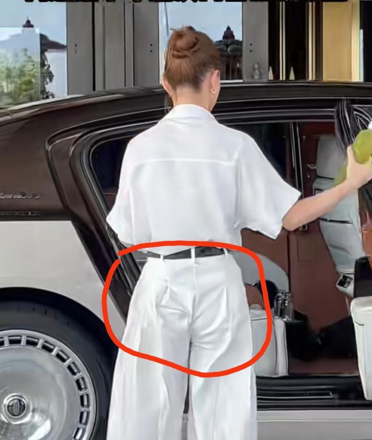 何超莲下车时被拍到裤子臀部全是褶子，照片一出直接冲上热搜。网友连夜P...