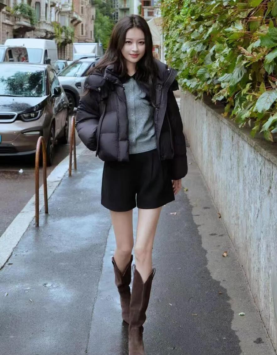 孙怡这状态，离婚后直接开挂了！💫短款羽绒服+黑短裤+棕色长靴，上暖下凉的