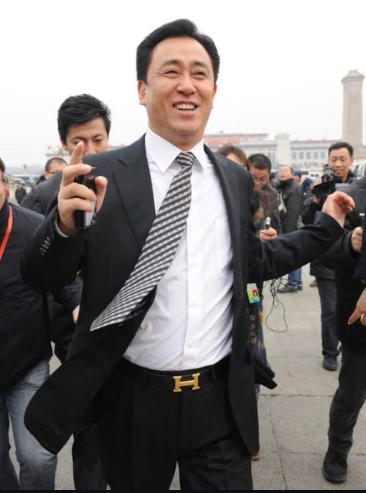 许家印满头白发曾经的意气风发，到今天的满头白发。当年印象最深的就是这张爱马仕皮带