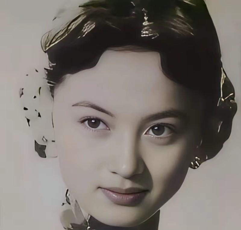 1918年，军阀唐继尧对部下貌美的妻子说：“我楼上有些古董，一起看看？”谁知刚上